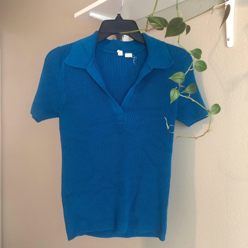 V-NECK COLLARED TOP